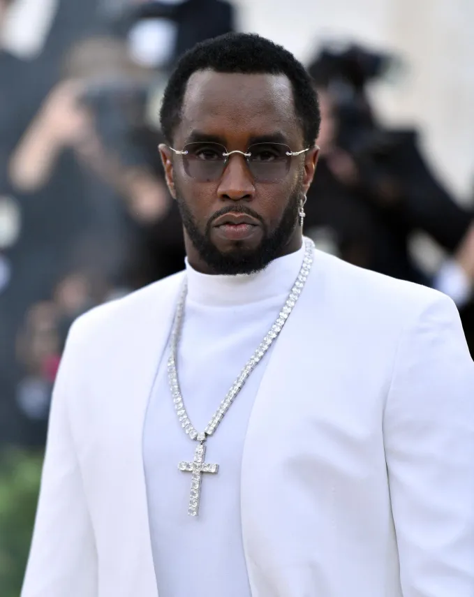 Le fils de Diddy fait un geste scandaleux tandis que son père comparaît devant le tribunal pour un scandale sexuel